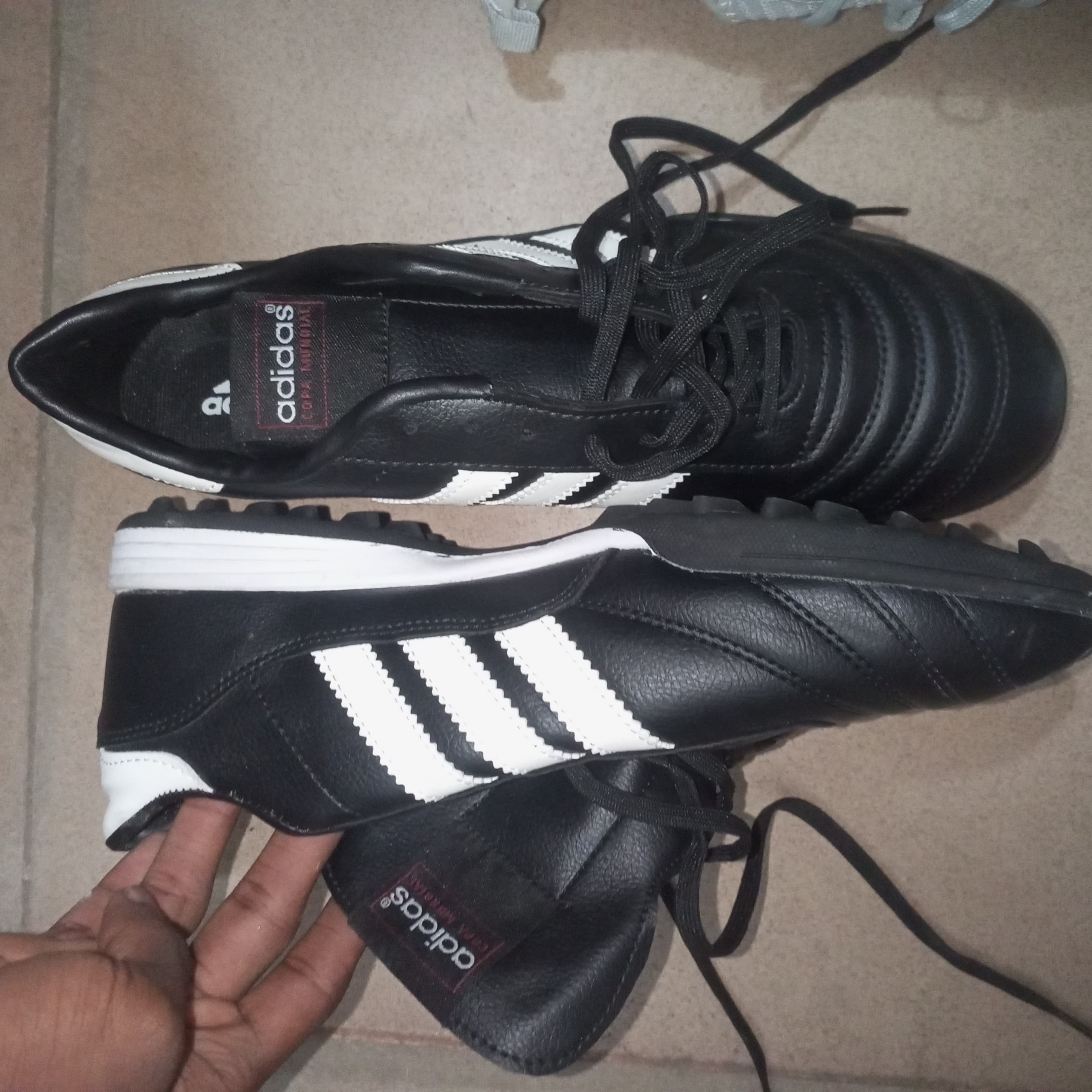 TRAINERS (WITHOUT STUDS)